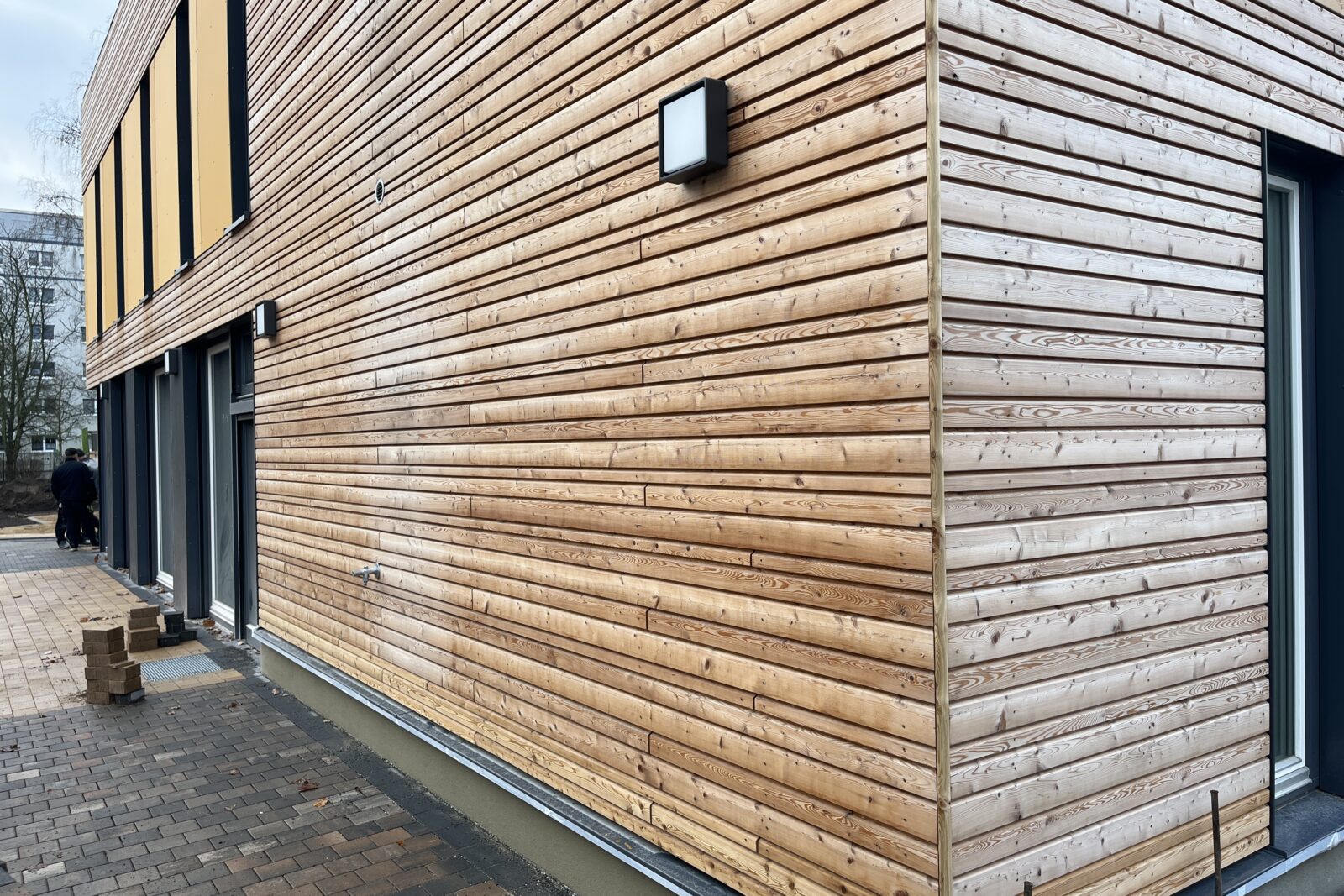 Neubau Kita und Familienzentrum Kändlerstraße - Hozfassade